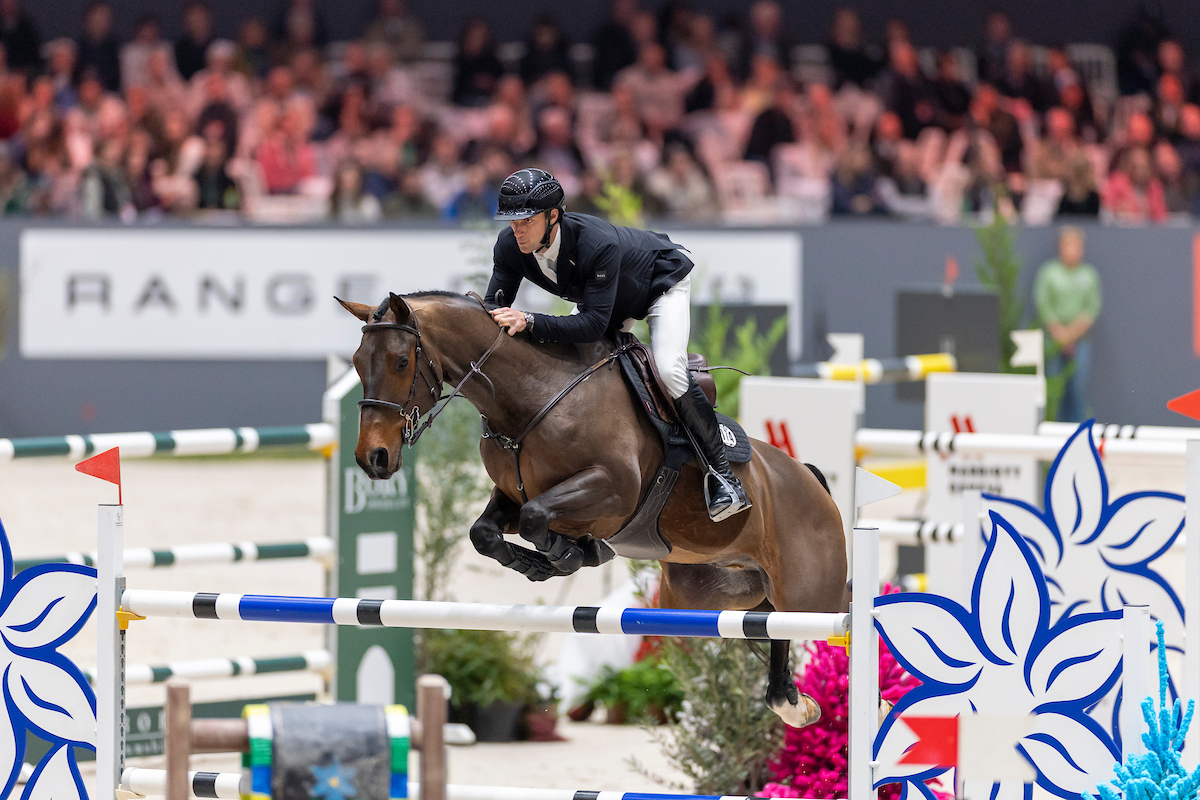 Phenyo Rangoato Phenyo Van Het Keysersbos en Richard Vogel domineren CSI5* Hong Kong ...