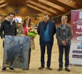 Fokker Cortes krijgt schilderij van BWP en Wiewie Glibert Fokker Cortes krijgt schilderij van BWP en Wiewie Glibert